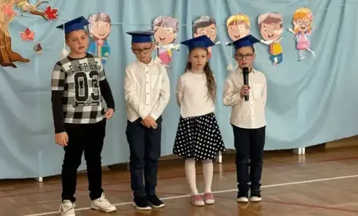 Wystąpienie czwórki dzieci, trzech chłopców i dziewczynka wypowiadają swoje kwestie.
