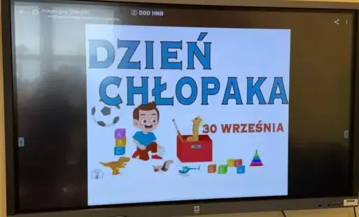 Baner Dzień Chłopaka wyświetlony na monitorze TV